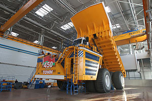 Самосвал "БелАЗ" грузоподъемностью 450 тонн