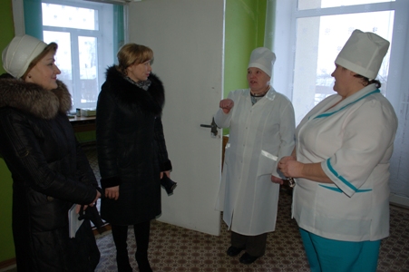 Т.В. Шехтер и Н.И Сысоева беседуют с работниками Барсуковской АВОП