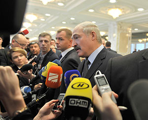 Александр Лукашенко общается с журналистами