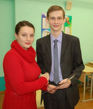 И.А. Вышнякова вручает диплом I степени Александру Демидову