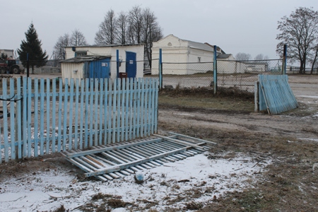 Разрушенное ограждение в МТП КСУП «Ново-Зеньковский»