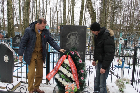 Возложение венка на могилу Виктора Соломченко