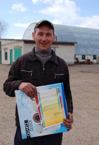 Владимир Шевелев - лучший механизатор на химпрополке озимых зерновых культур комплексом «Роса» из КСУП «Совхоз «Кормянский». Ему подарок и благодарность вручила председатель райкома профсоюза работников АПК Людмила Шатликова