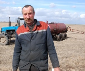 Николай Давыденко - механизатор из КСУП «Совхоз «Богдановичи», который на весенних полевых работах вносил минеральные удобрения агрегатом РУ-1600