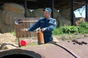 Виталий Зайкин проверяет исправность огнетушителя