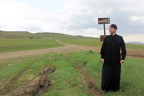 Указатель с надписью на грузинском "Гареджи"