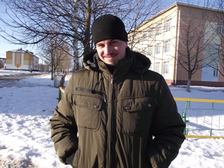 Евгений Гордиенко, молодой специалист: – Несмотря на то, что я уже взрослый человек, я продолжаю верить в чудеса. Писем Деду Морозу, конечно же, не пишу, но сам с удовольствием выполняю роль этого сказочного персонажа, раздавая подарки своим племянникам. Недавно узнал, что каждый год почта оказывает интересную услугу, предлагая отправить ребенку посылку от имени Деда Мороза. Обязательно ею воспользуюсь и закажу подарки для сыновей сестры.
