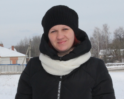 Анна Мельникова, сотрудник ЦРБ: – Мы всегда этот праздник отмечаем дома. Вместе с дочерьми делаем праздничные сувениры, рисуем красочные открытки. После таких занятий творчеством устраиваем семейное чаепитие. Считаю также, что и свои традиции не должны быть забыты. У православных есть прекрасная дата – 8 июля, День святых Петра и Февронии, который считается праздником семейной любви и верности.
