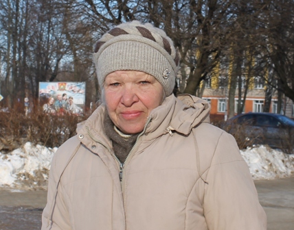 Лима Галай, пенсионерка: – Естественно, это праздник, но больше для молодежи. В этот день я особенно люблю вспоминать свою молодость. Какими мы были активными, часто отмечали этот праздник в веселых, дружных компаниях. Сейчас собираемся в семейном кругу. Я дарю своим близким «теплые» подарки – вещи, которые вяжу сама. В холодную зиму очень пригодятся.