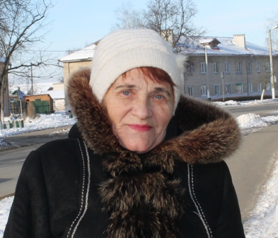 Нелли Роговцова, пенсионерка: – Я считаю, что это очень большой праздник. Мы проводим его с мужем, да и дети с внуками приходят в гости. В молодости его не отмечали, а вот теперь за столом собираемся. Дети дарят много подарков. Но самым лучшим для меня остается творчество моей дочери, которой я очень горжусь. Она под гитару исполняет для нас песни собственного сочинения.