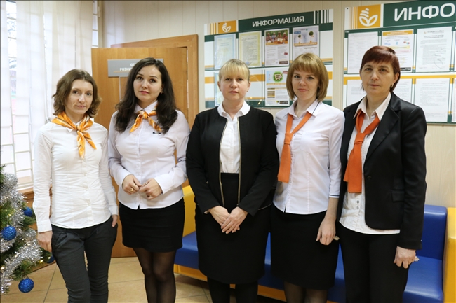 Коллектив отдела розничных услуг (Л. Сосновская в центре)