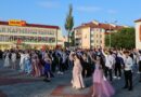КАК ЭТО БЫЛО: ярким флешмобом в Корме завершился районный праздник «Выпускной-2025»