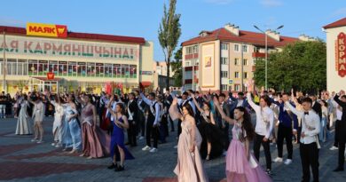 КАК ЭТО БЫЛО: ярким флешмобом в Корме завершился районный праздник «Выпускной-2025»