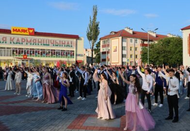 КАК ЭТО БЫЛО: ярким флешмобом в Корме завершился районный праздник «Выпускной-2025»