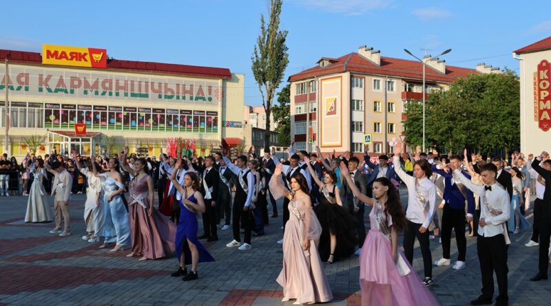 КАК ЭТО БЫЛО: ярким флешмобом в Корме завершился районный праздник «Выпускной-2025»