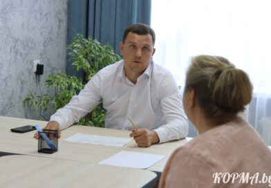 Жилищные проблемы и трудоустройство: председатель Кормянского райисполкома провёл приём граждан по личным вопросам