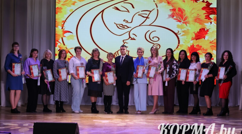 В Корме прошел праздничный концерт «Всё начинается с женщины»